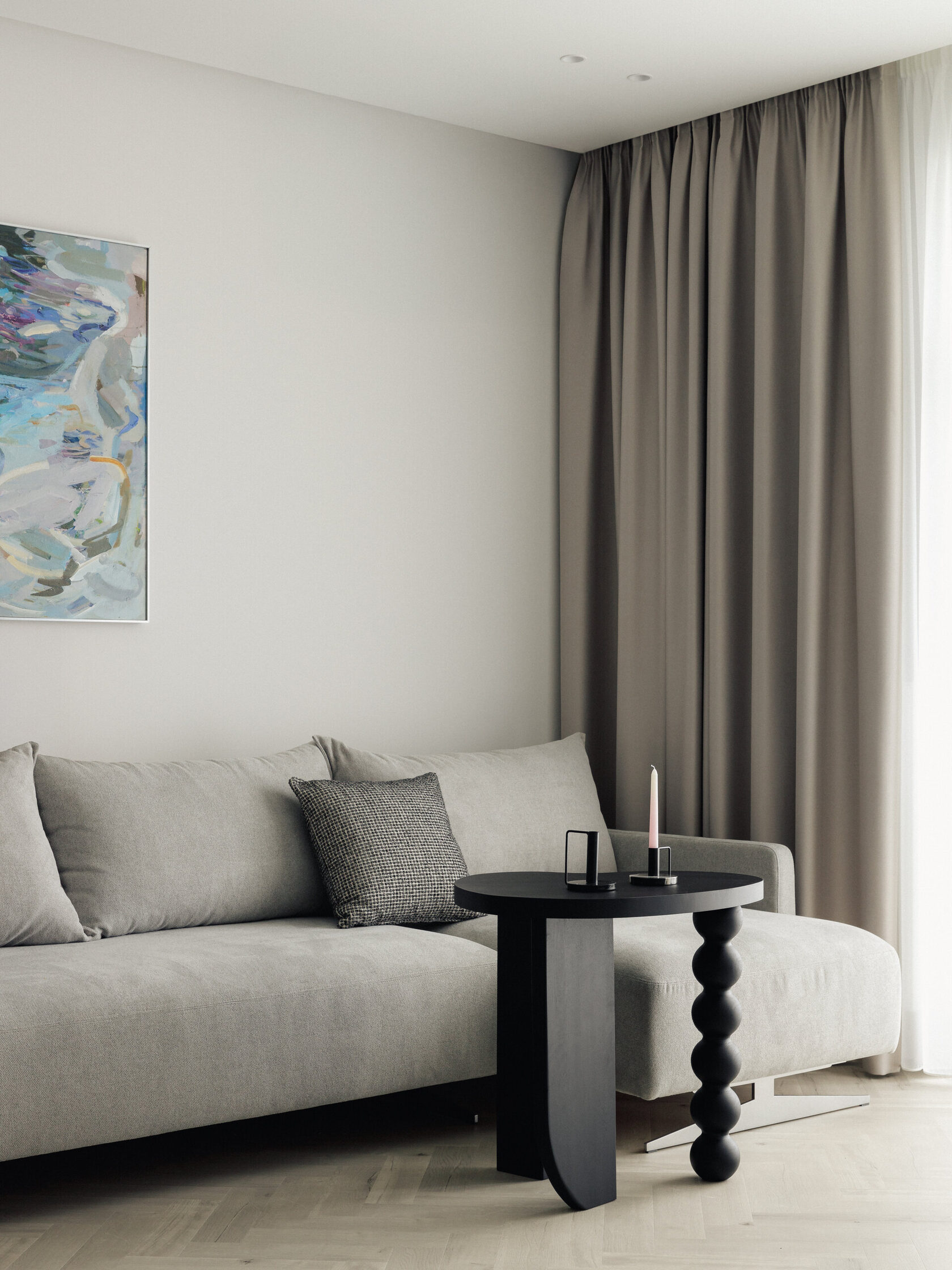 кухня-студия с дизайном в серых оттенках