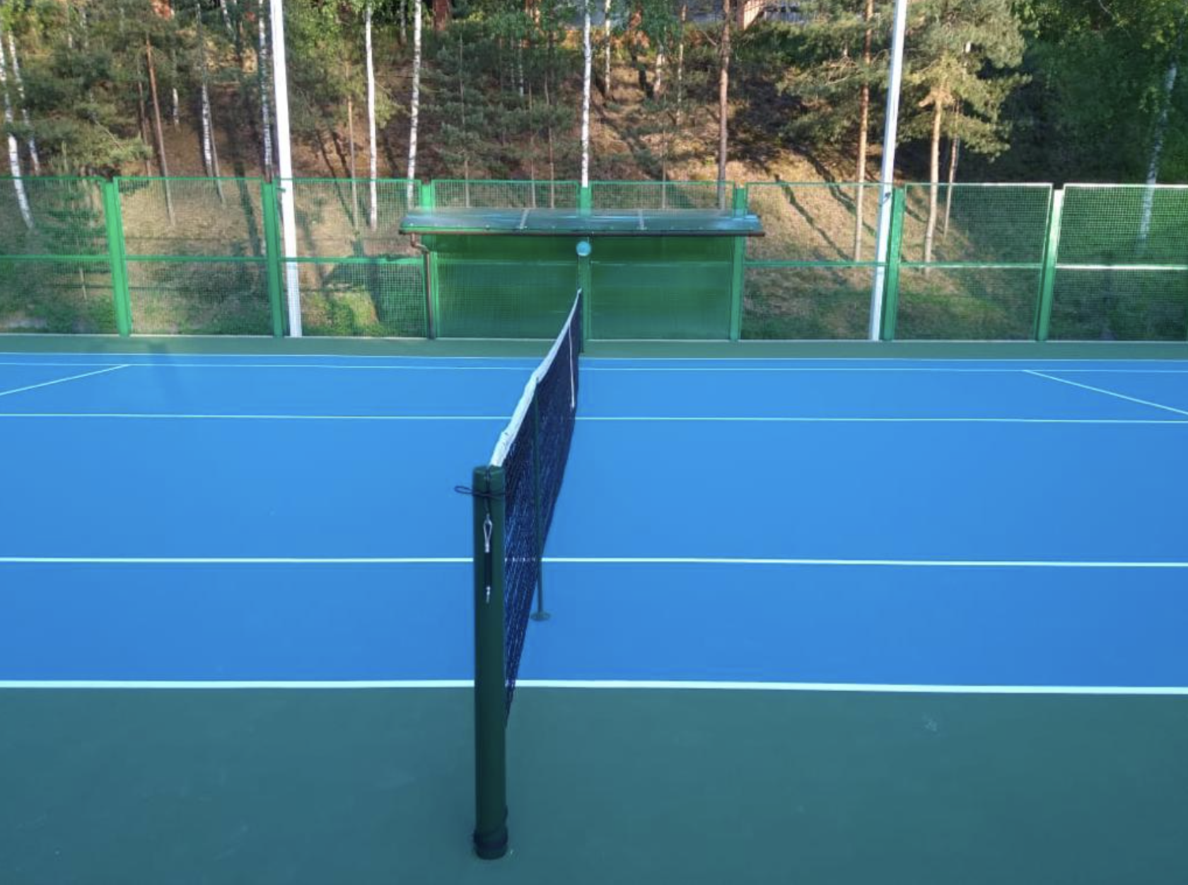 Теннисный корт грунт. Корт hard покрытие. Покрытие Хард для теннисных кортов. Теннисные корты грунт закрытые. Т рава