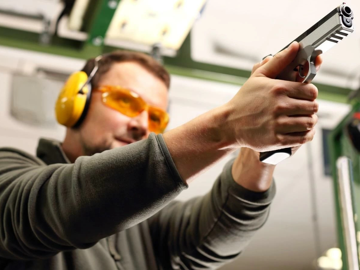 фото парня и девушки на романтическом свидании в публичном месте