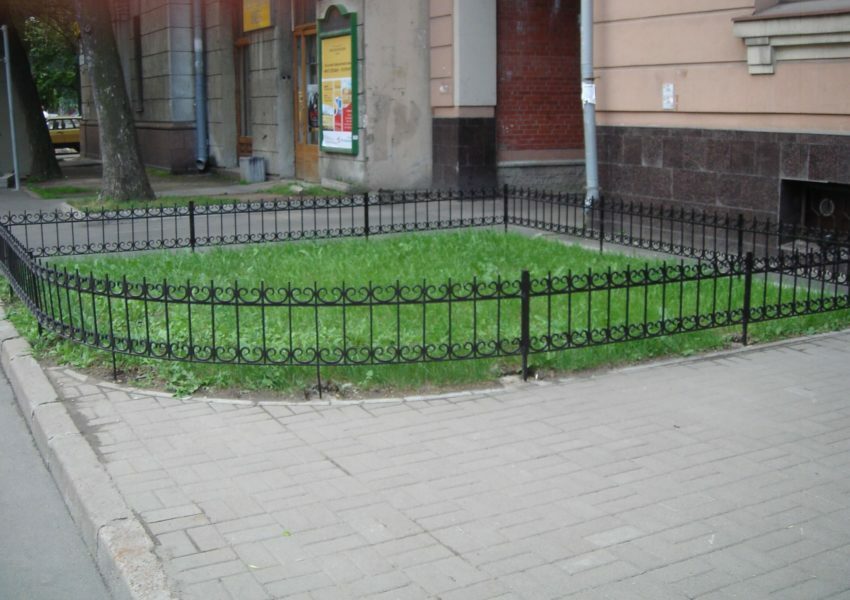 Уличное кованое ограждение