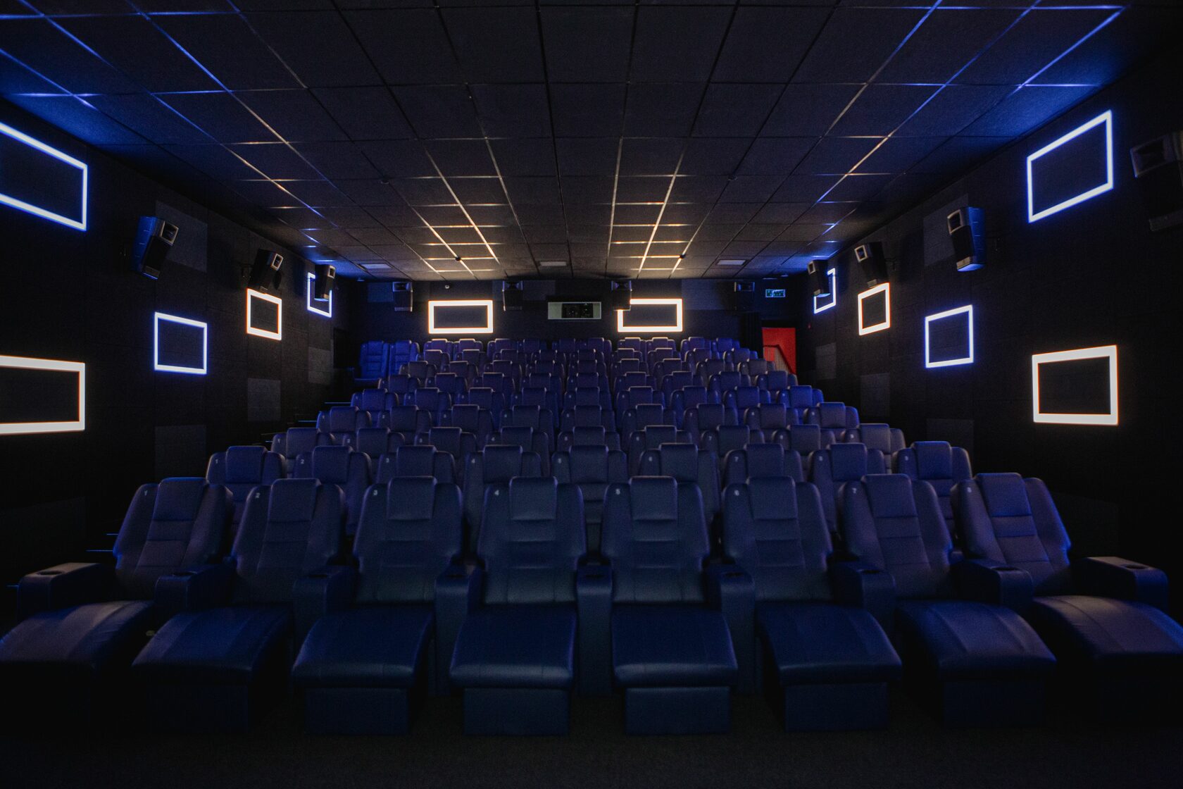 Атмосфера кинотеатр билеты. Малый зал гигант Хабаровск. Атмос гигант Хабаровск кинотеатр. Гигант Атмос зал. Atmos гигант — большой зал.