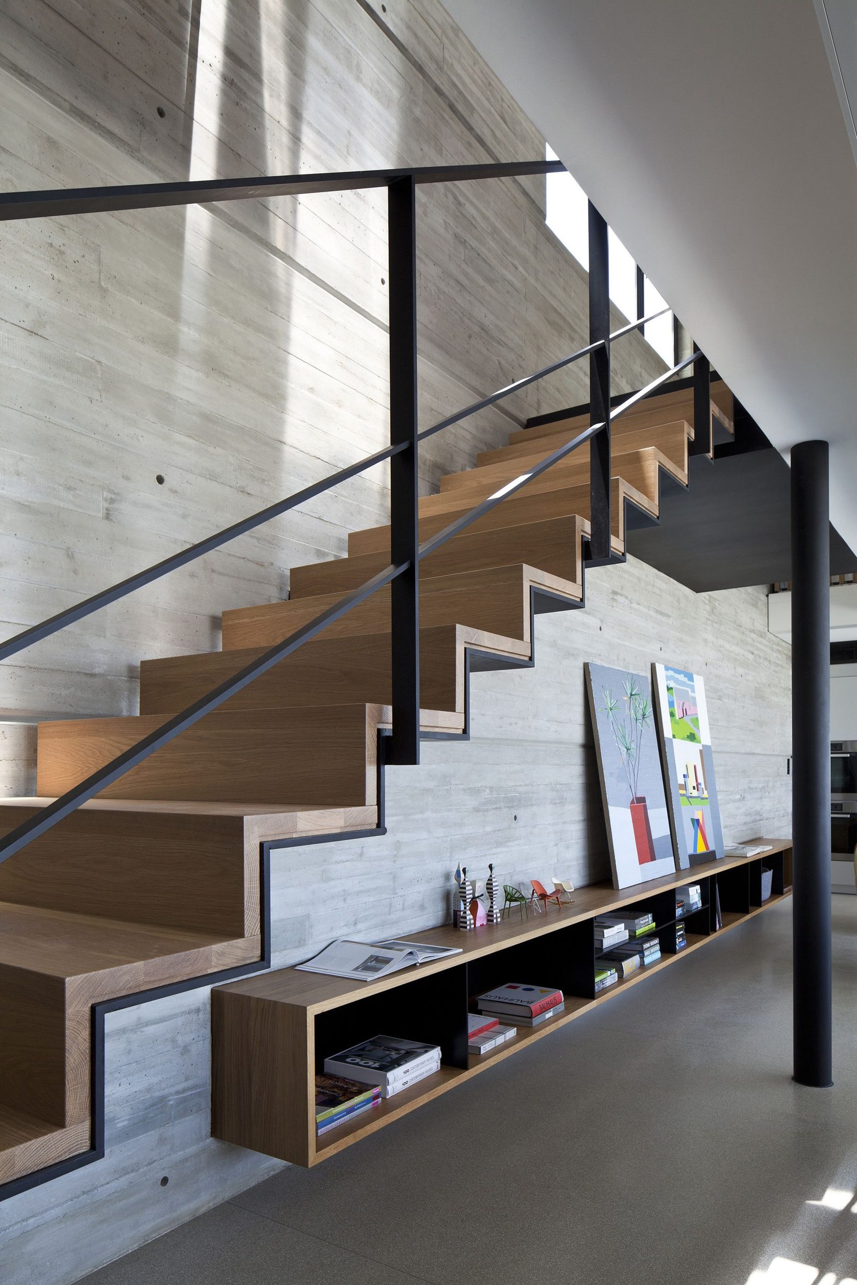современный дизайн лестницы в доме