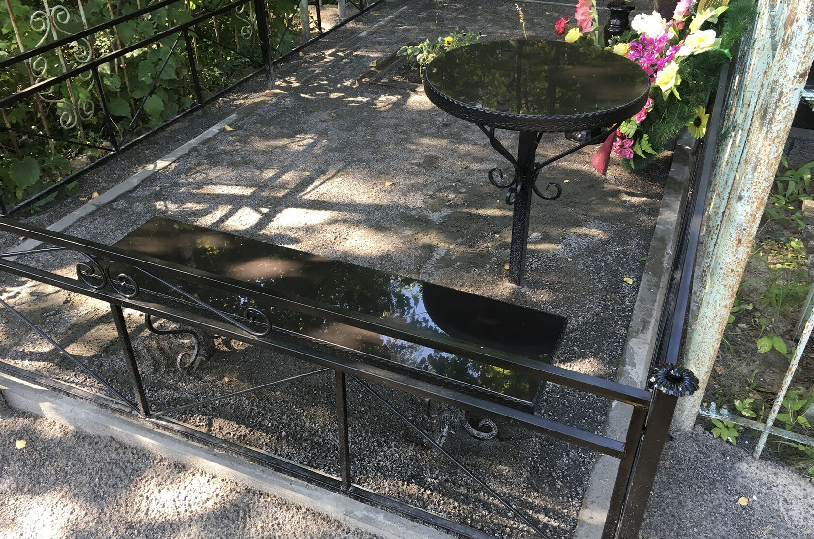 круглый стол на кладбище