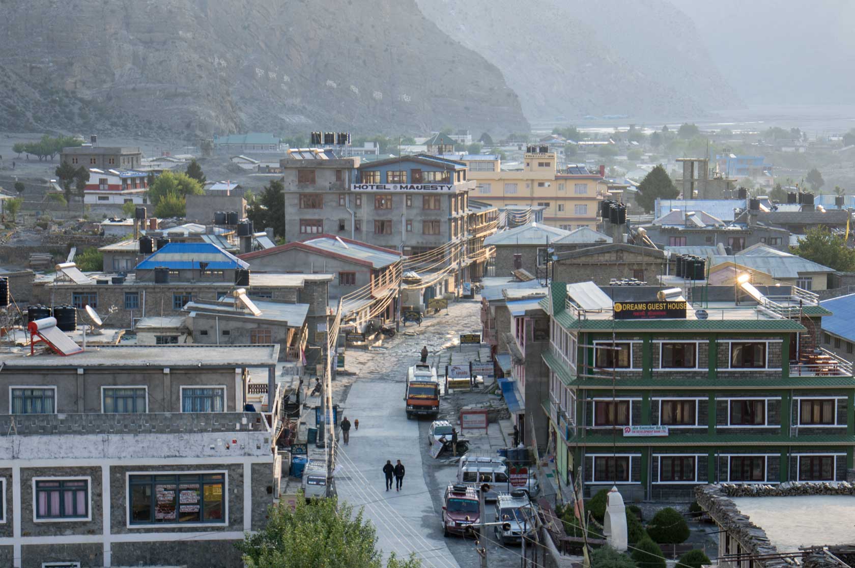 Джомсом — транзитный город и аэропорт Мустанга