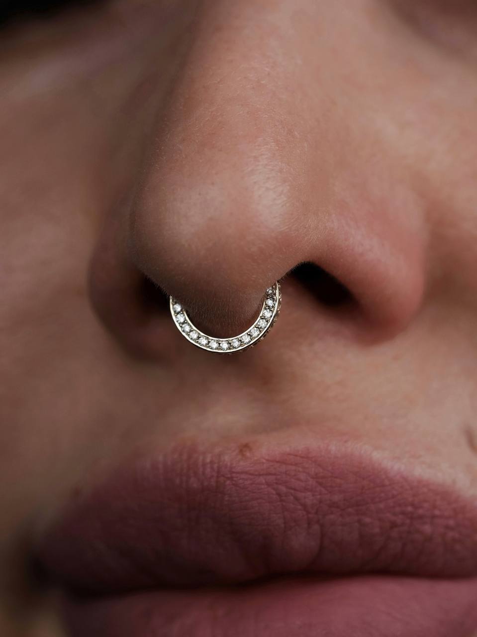 Красивый пирсинг септум