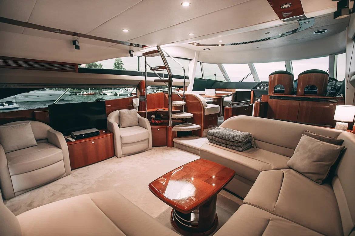 Яхта Princess 57 Esperanza — дополнительный ракурс, аренда в СПб