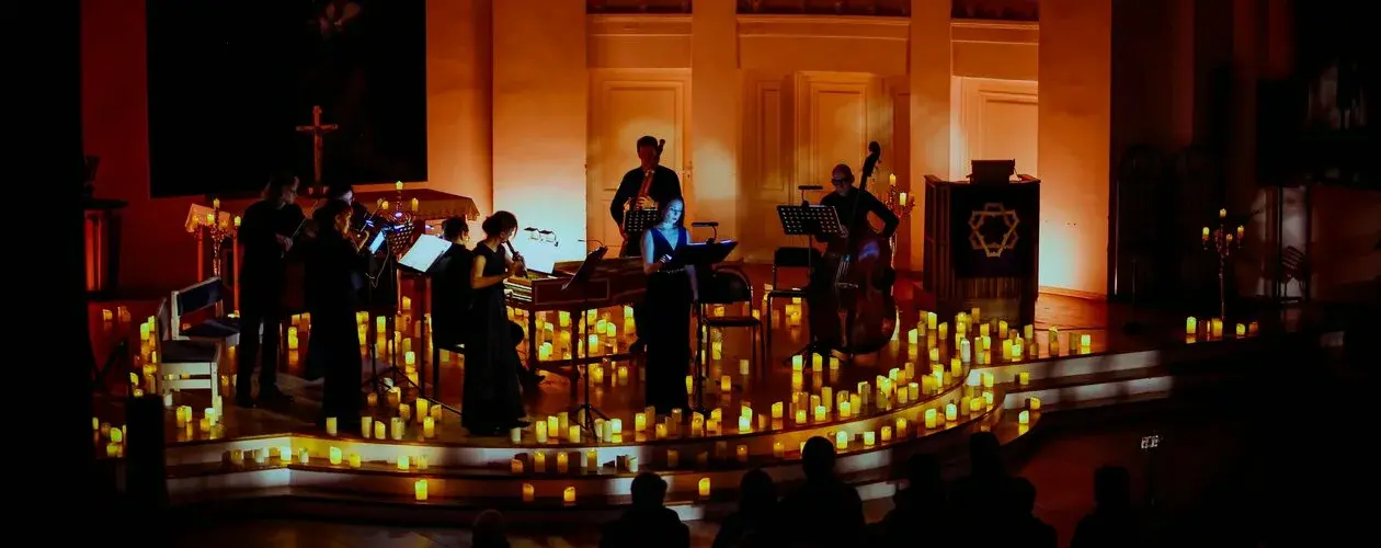 Зал Петрикирхе со свечами во время концерта классической музыки