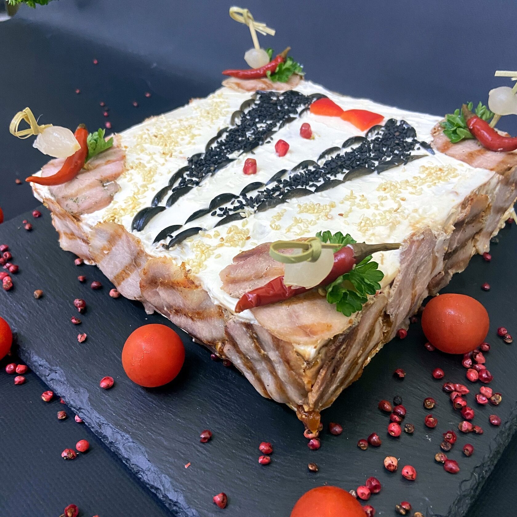 Торт "Медовик" vs. "Мясо барбекю - чем отличаются эти торты? — фотография 1