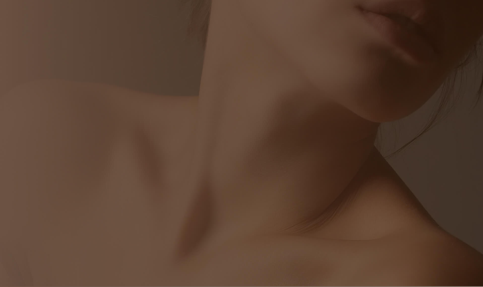 Шея и плечо женщины