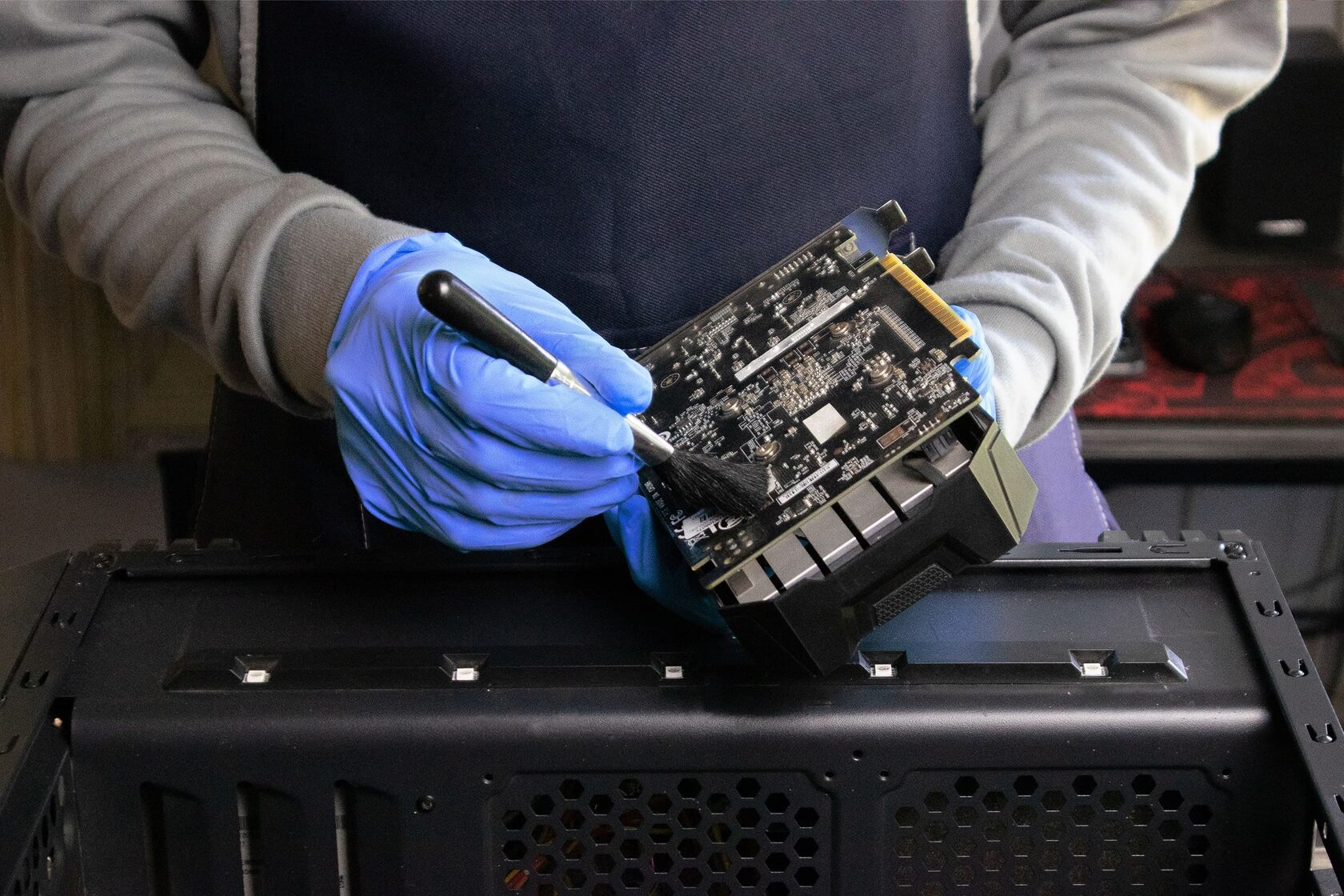 Процесс чистки игрового ПК от пыли