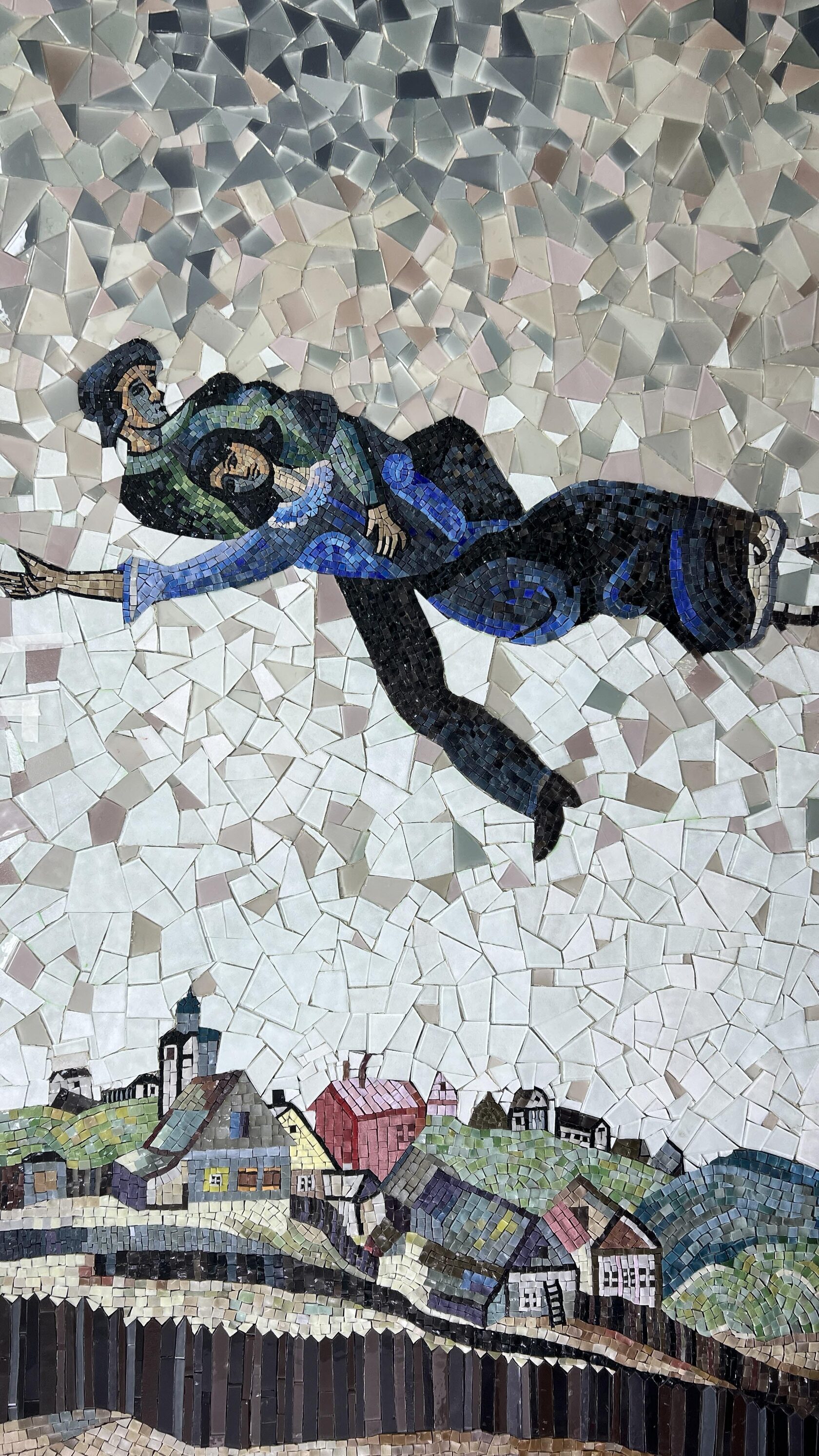 Мозаичное панно по мотивам Марка Шагала «Над городом» целиком: летящая пара над деревянным забором и домиками городка