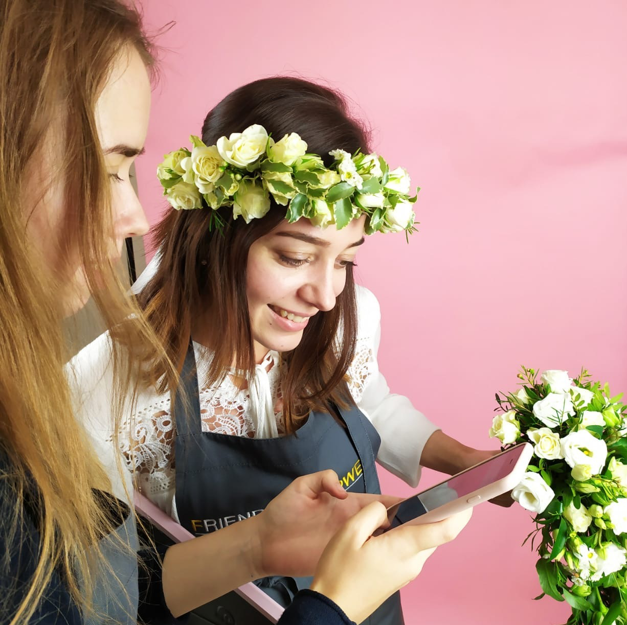 Школа флористов. Школа флористики. Флорист и клиент. Преподаватель флористие. Преподаватель по флористике.