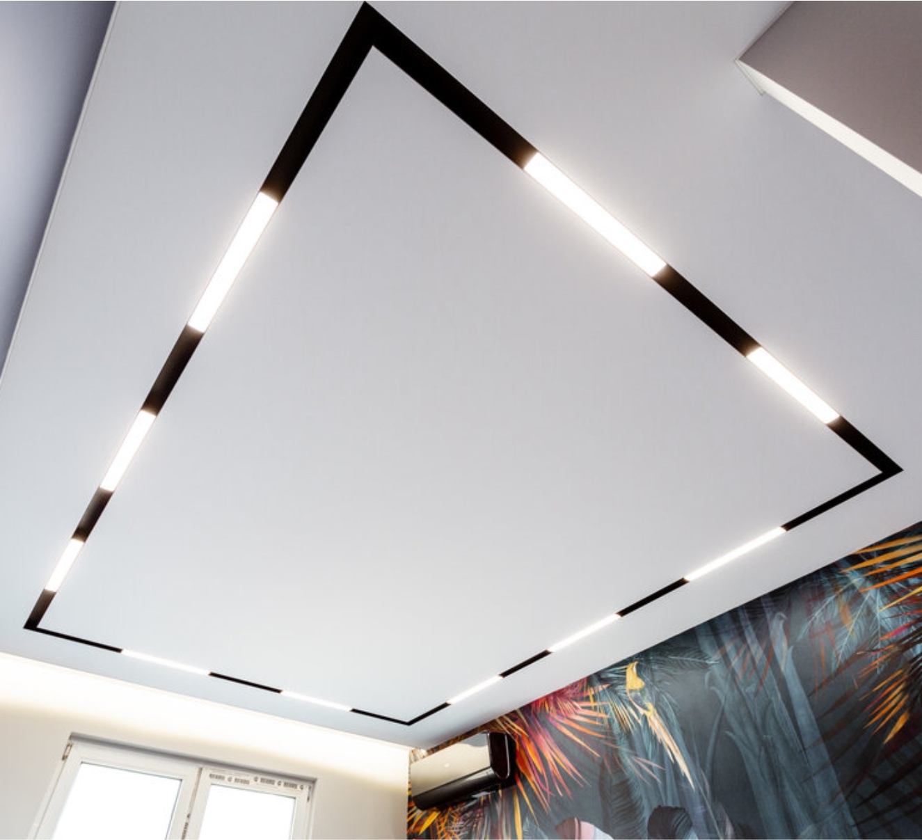Натяжной потолок с трековыми светильниками фото