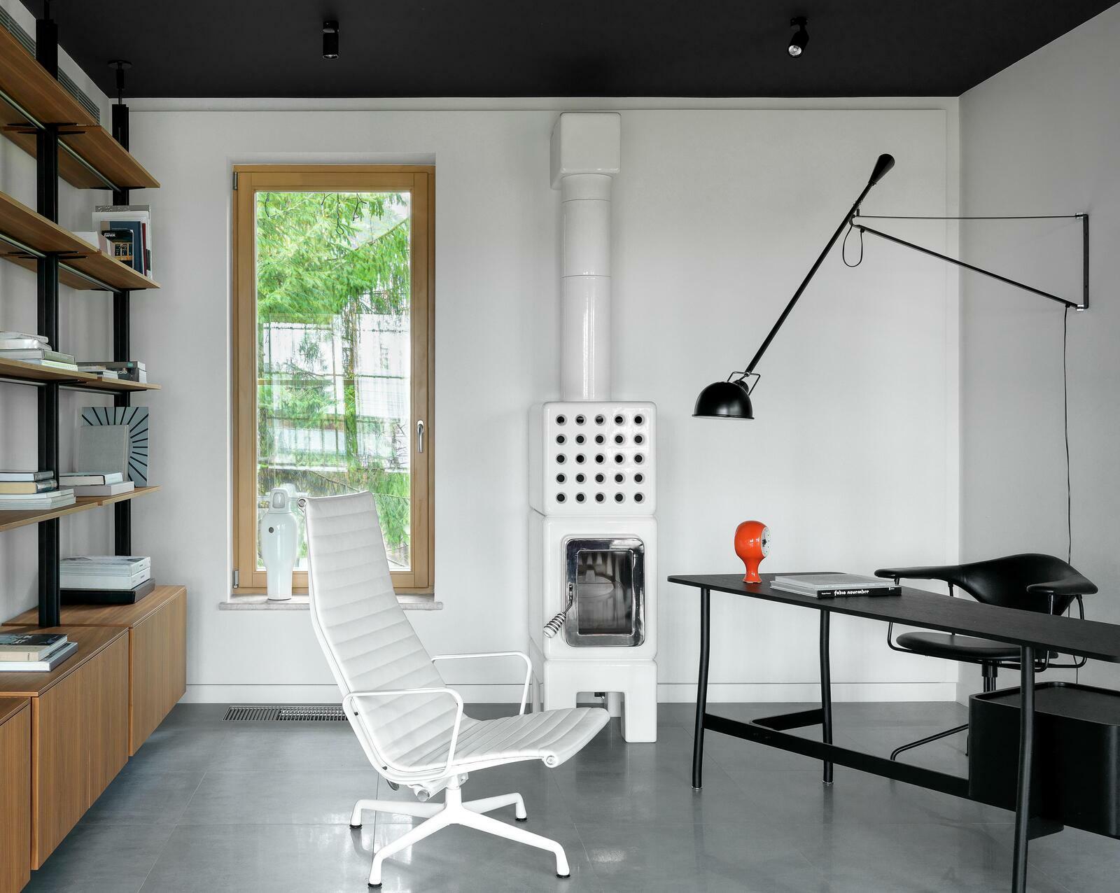 Печь Castellamonte, белое кресло Herman Miller, стол Cassina, светильник Flos. Екатерина Фёдорова интерьеры