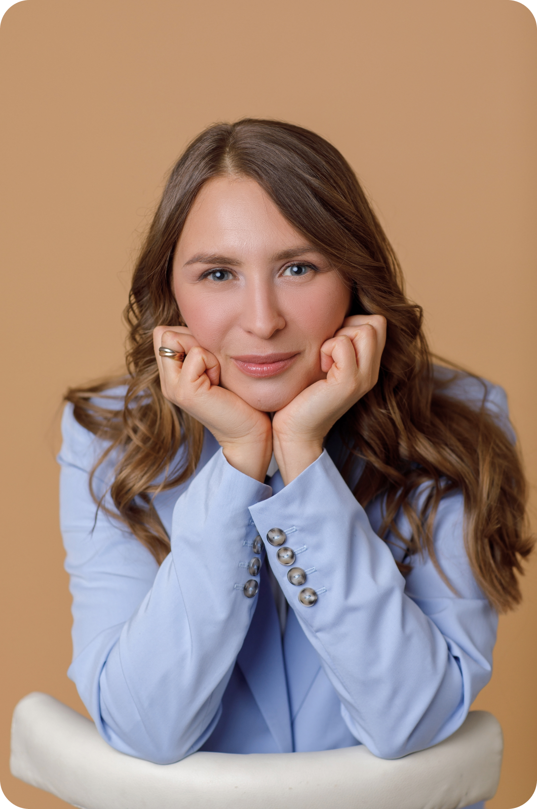 Двушка доброжелательно смотрит на тебя