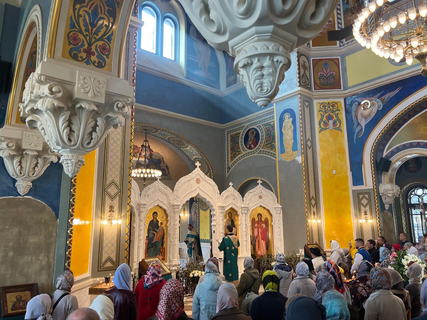 Интерьер храма с настенной акустикой под аркой справа