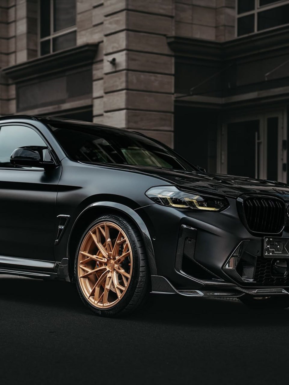 Пример обложки объявления кованых дисков на Авито — BMW с золотыми дисками, профессиональная съёмка