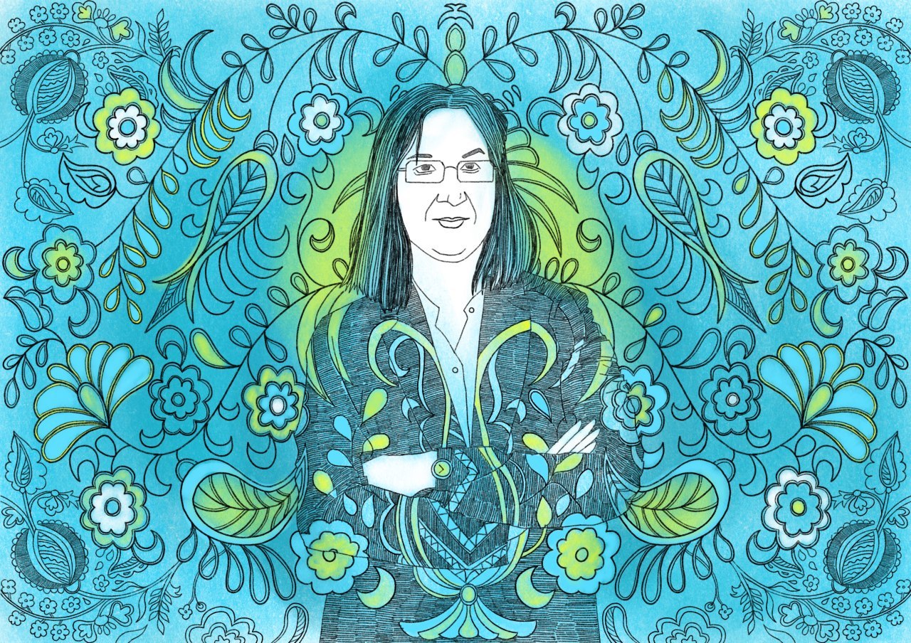 Тифлокомментарий. Цветная иллюстрация. Горизонтальный рисунок тонким маркером. На голубом фоне в центре изображена женщина по пояс. Она стоит, скрестив руки на груди и смотрит перед собой, подняв одну бровь. У нее прямые волосы по плечи и очки в прямоугольной оправе, одета она в рубашку и темный пиджак. Все пространство рисунка вокруг нее заполнено элементами растительного орнамента, напоминающего традиционную роспись. Некоторые цветы и листья подкрашены светло-зеленым или белым цветом. Орнаменты покрывают также пиджак женщины, напоминая вышивку.