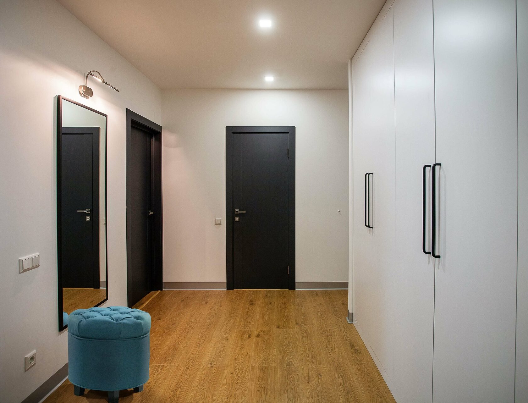 Железнодорожный - Дизайн интерьера прихожая, зеркало, пуф