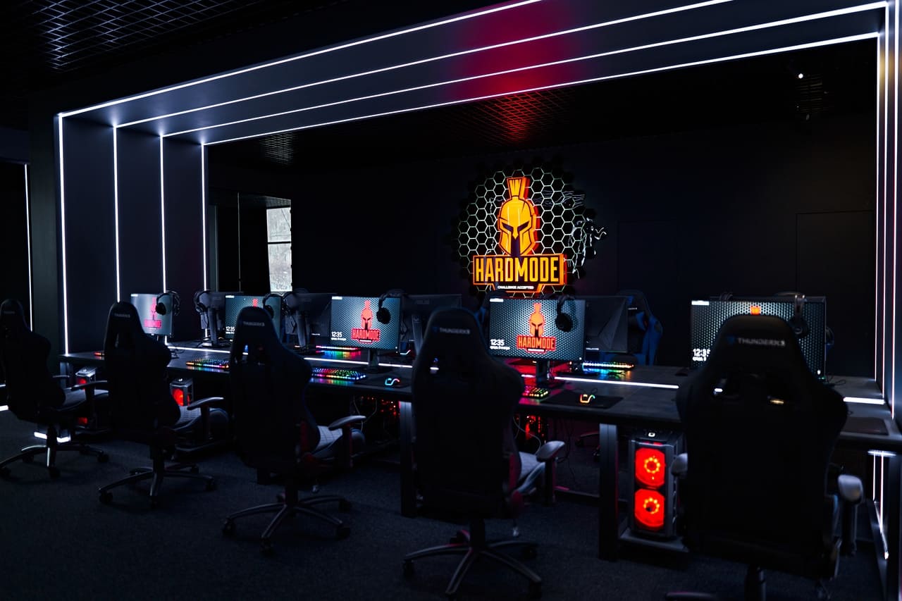 Кибер арена йошкар-ола баумана. Полки для кибер клуба. Лазертаг ярославль на московском 1а. 4frag в спб. Киберленд трубчевск.