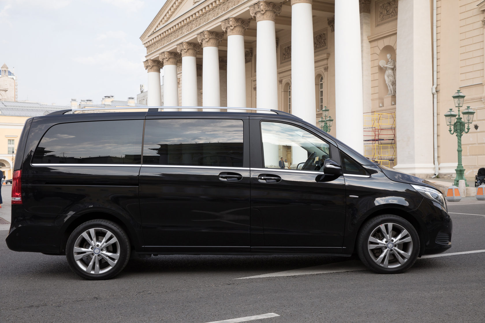 Минивэн на свадьбу. Mercedes-Benz Viano 2012. Минивэн напрокат. Свадебный минивэн. Аренда минивэна с водителем.