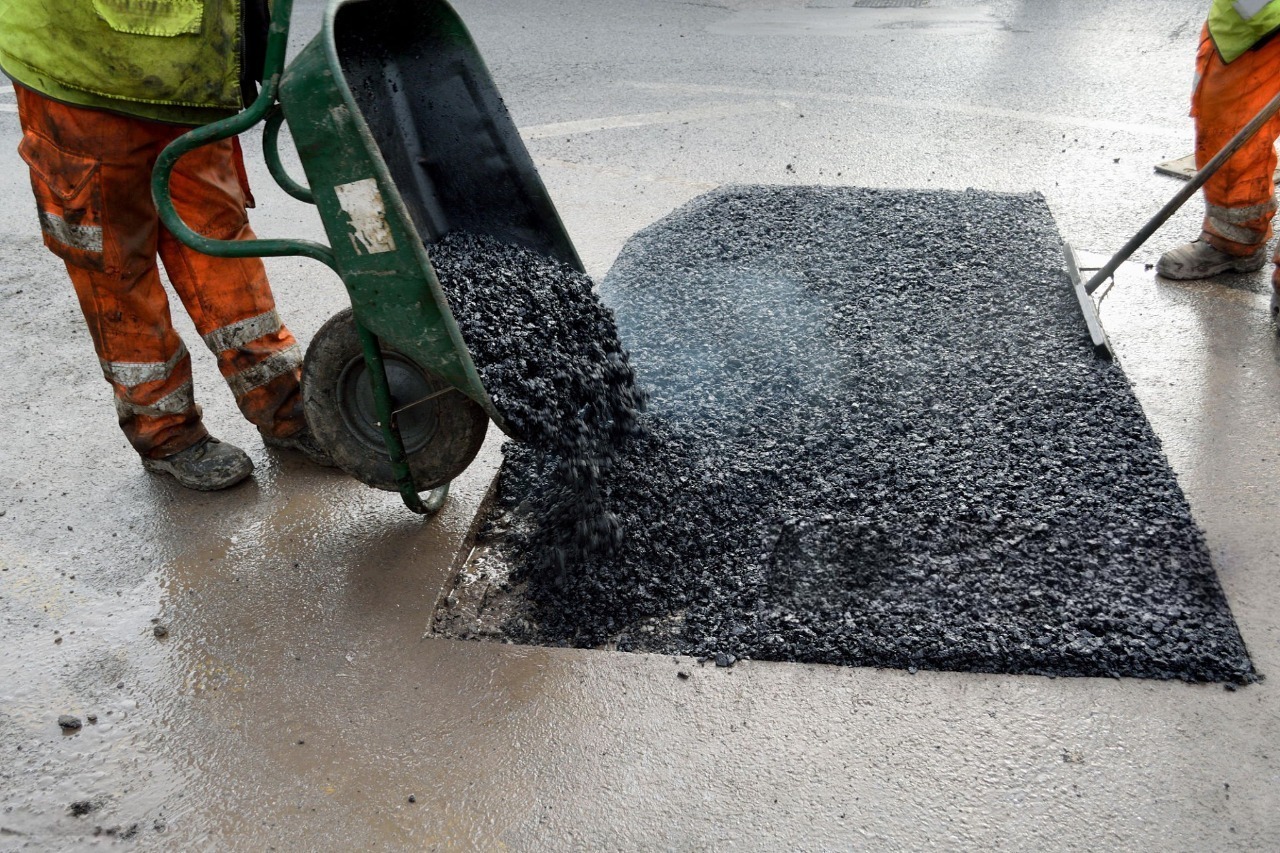 ремонтни дейности със горещ асфалт при асфалтиране в София 