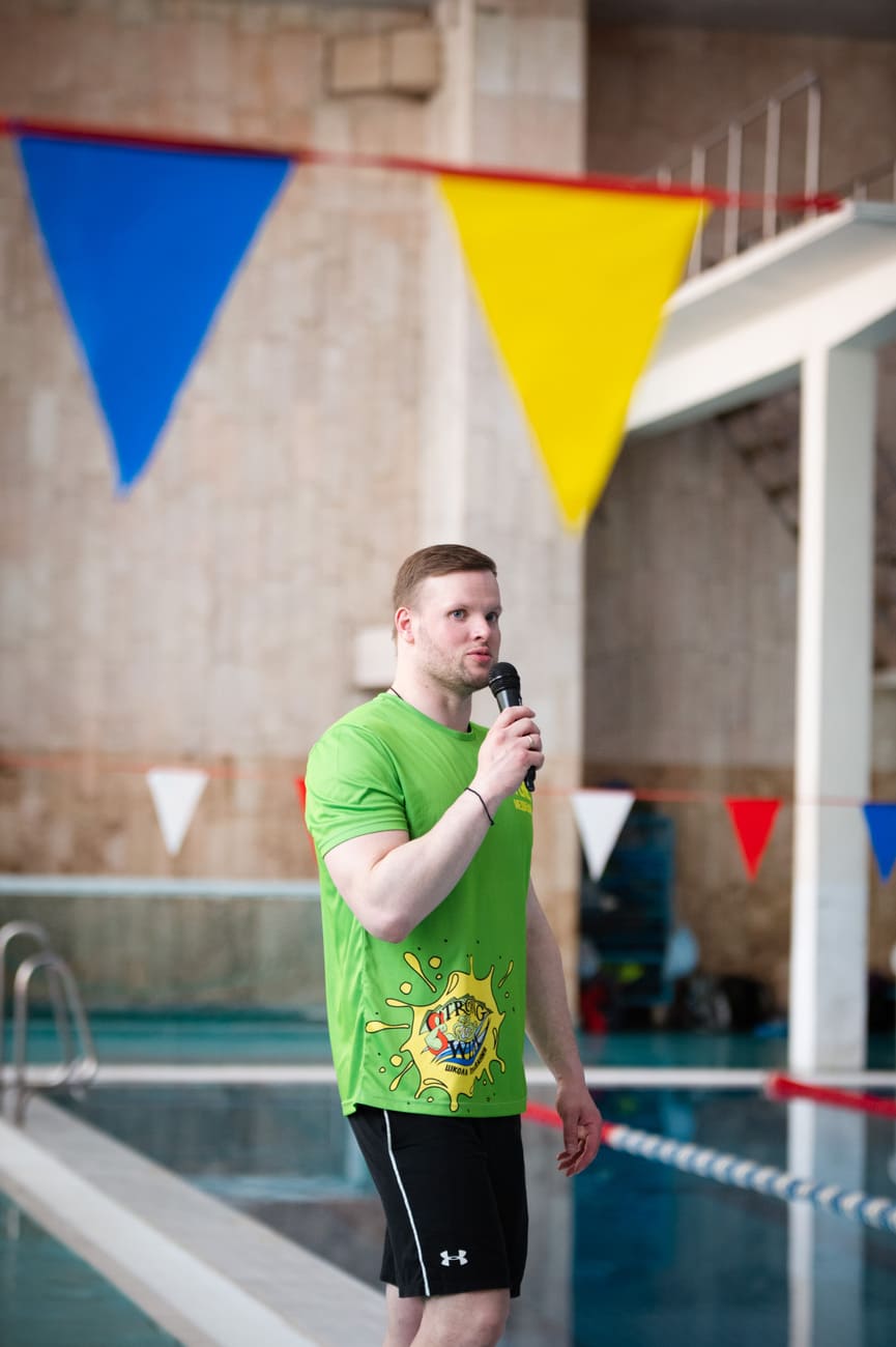 Тренер по плаванию в бассейне для детей Медвецкий Павел. Соревнования по плаванию в детской школе плавания Strong Swim в Москве