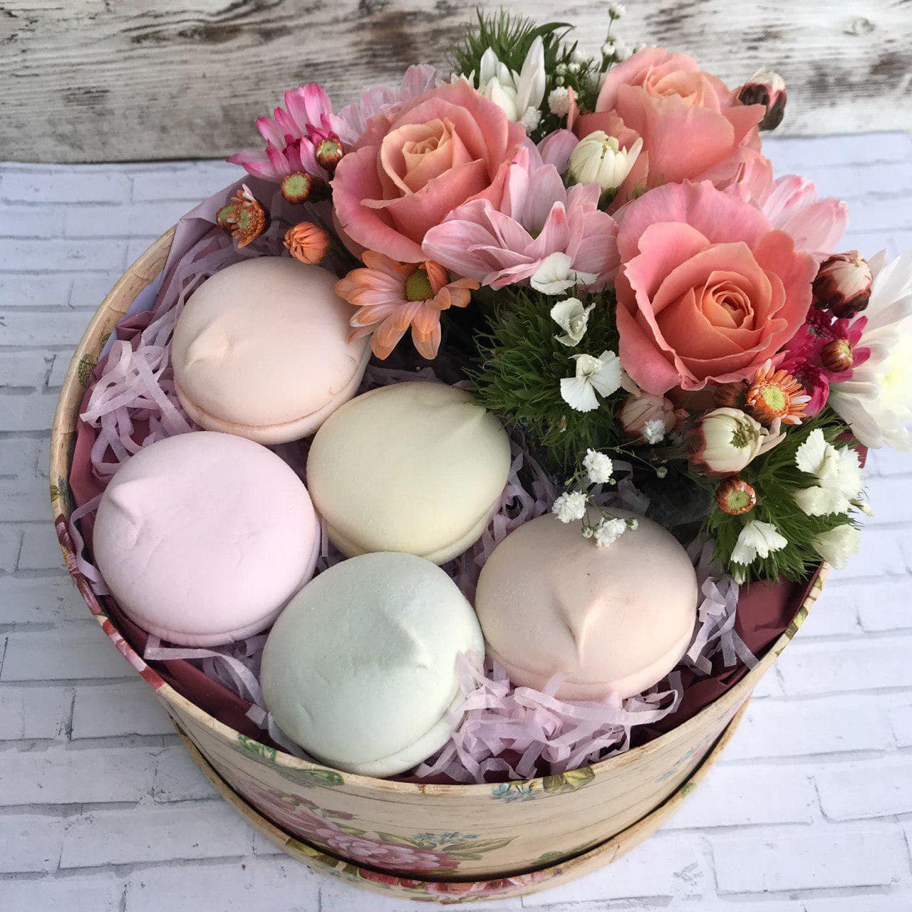 Подарок сладкоежке. Сладкая коробочка с цветами. Цветы со сладостями. 