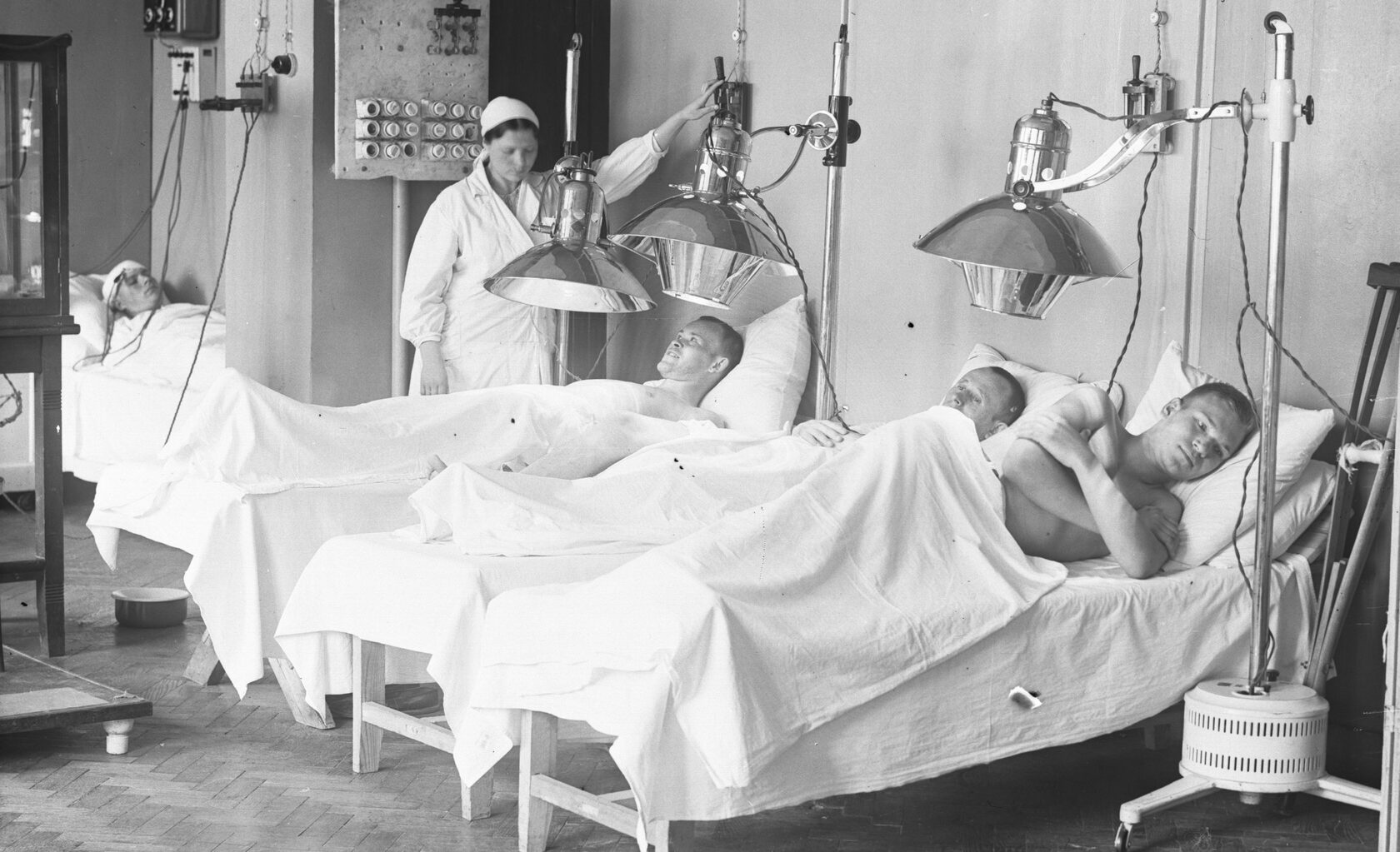 Физиотерапевтический кабинет в госпитале № 414, г. Свердловск. [1942–1943 гг.] 