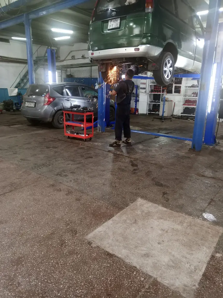 Автомобиль на подъёмнике в ремзоне автосервиса БАМ-АВТО в Иркутске