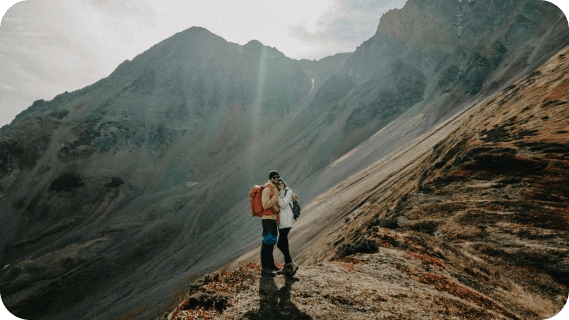 Парень и девушка в горах