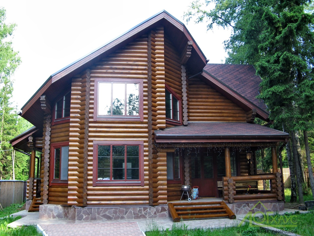 Двухэтажный дом из оцилиндрованного бревна