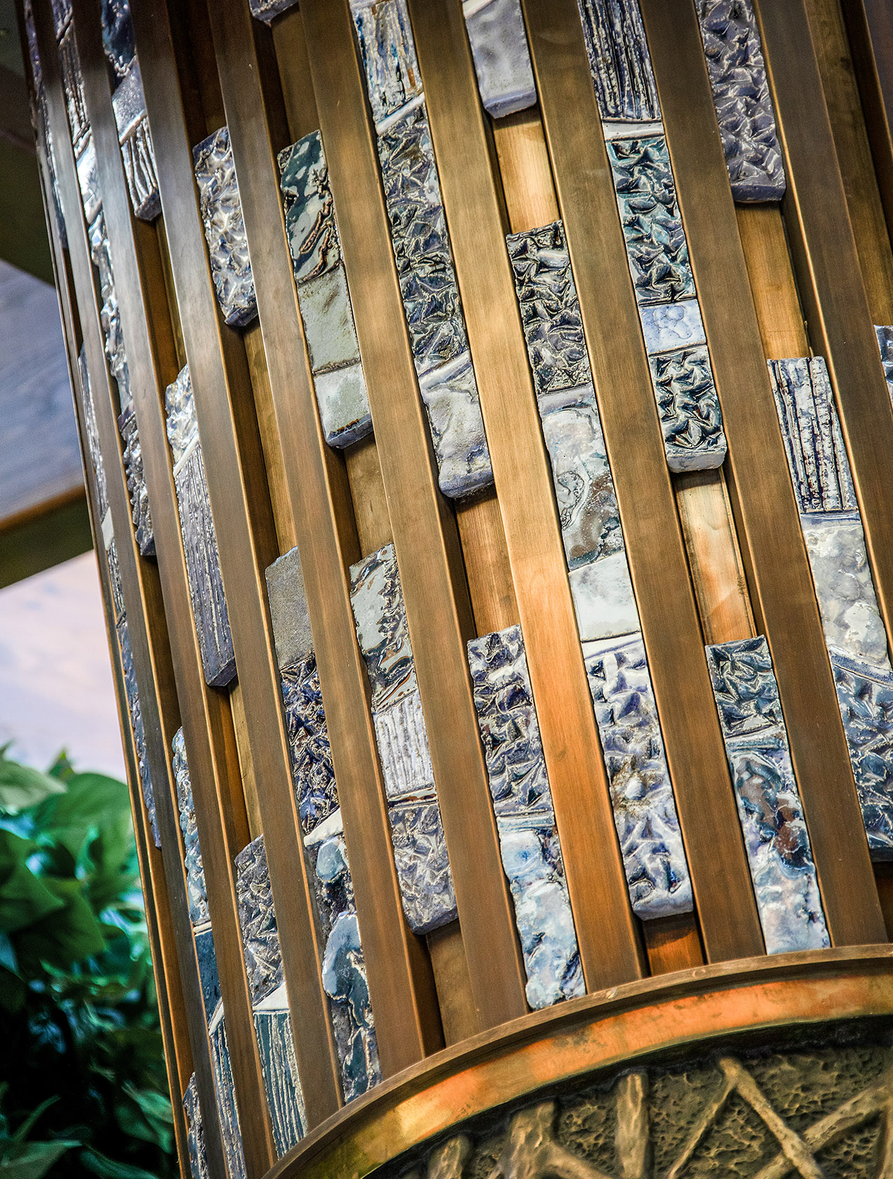 Латунная облицовка трубы под кровлей камина керамическими декоративными вставками