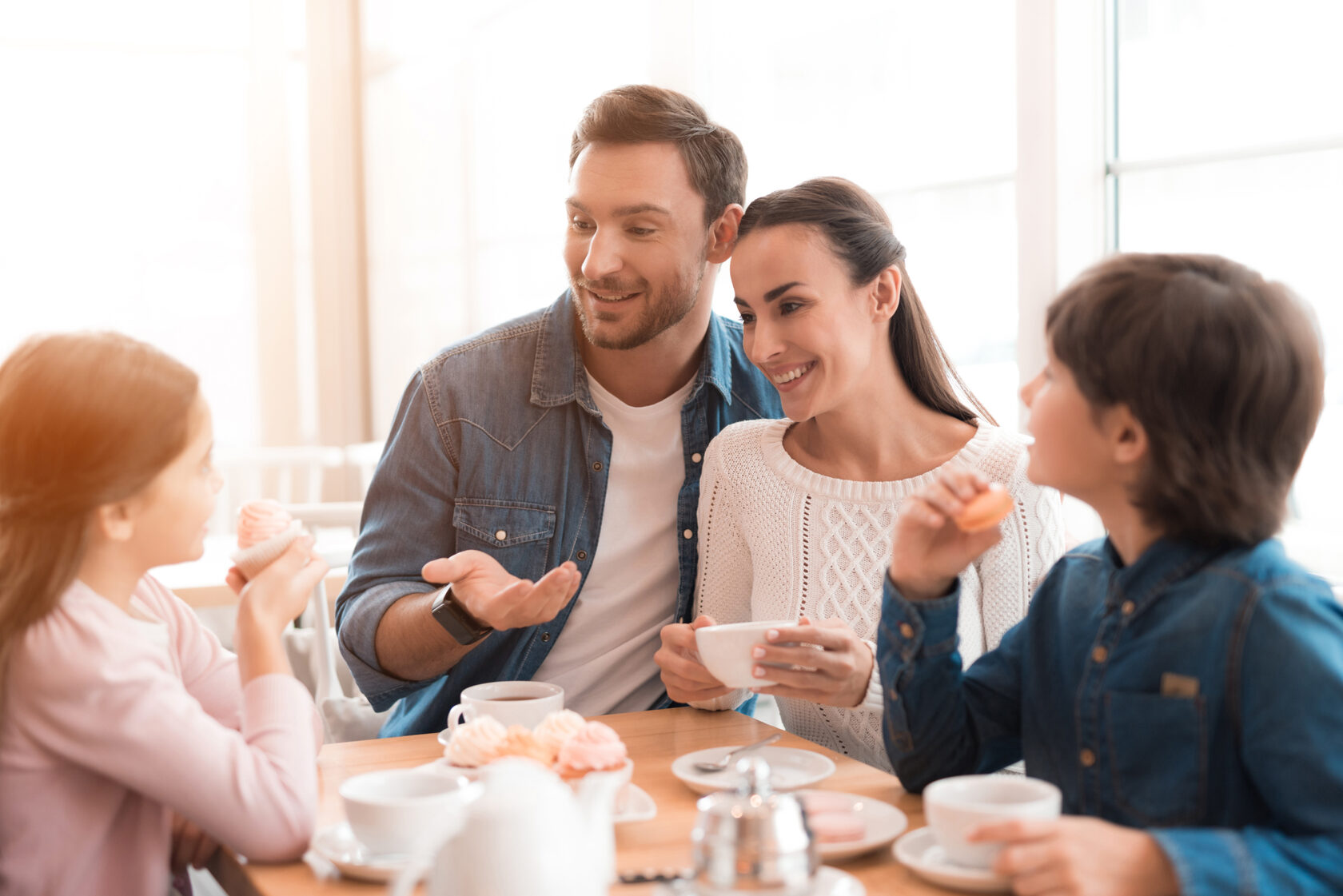 Family time. Чаепитие семья. Семья за столом. Семья пьет чай. Семья в кафе.