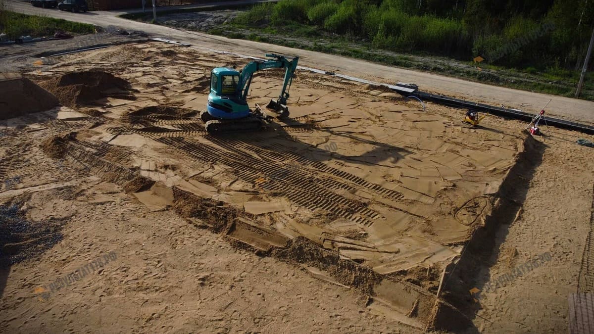 Отсыпка песчаной подушки 10х10 под монолитную фундаментную плиту под ключ под газобетонный дом