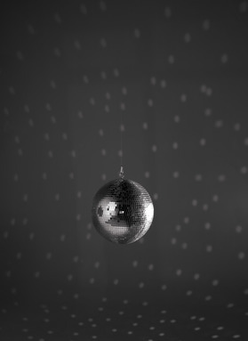 Стул с шарами на белом фоне в зале CYCLORAMA в фотостудии в Липецке