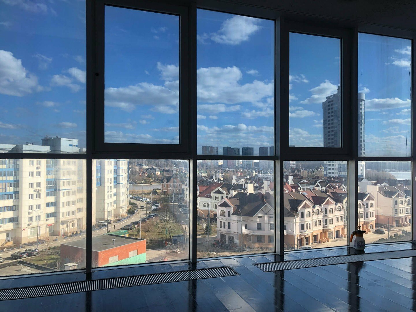 тонировка квартир. тонированное стекло для окон. тонировка окон в квартире. зеркальная пленка на балкон. тонировка квартир.