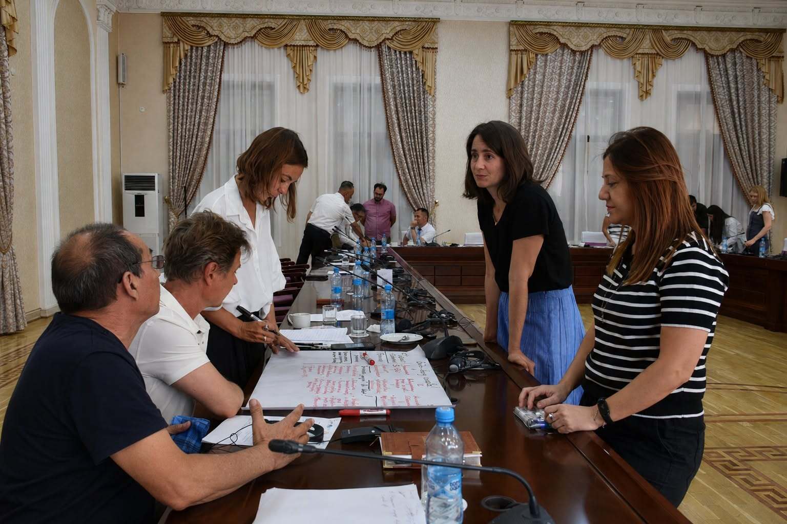 Возможно, это изображение шахматы, Овальный кабинет и текст