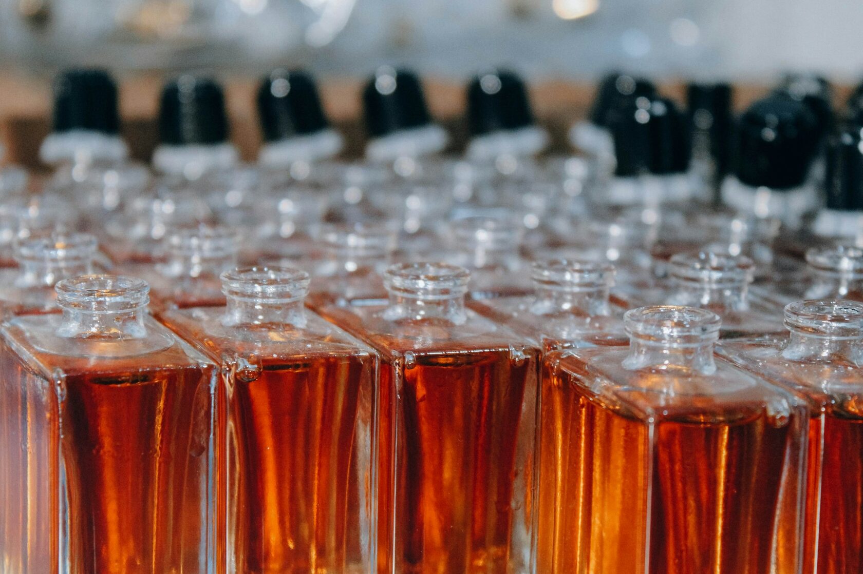 Блоттеры и флаконы в парфюмерном баре LETIPARFUM