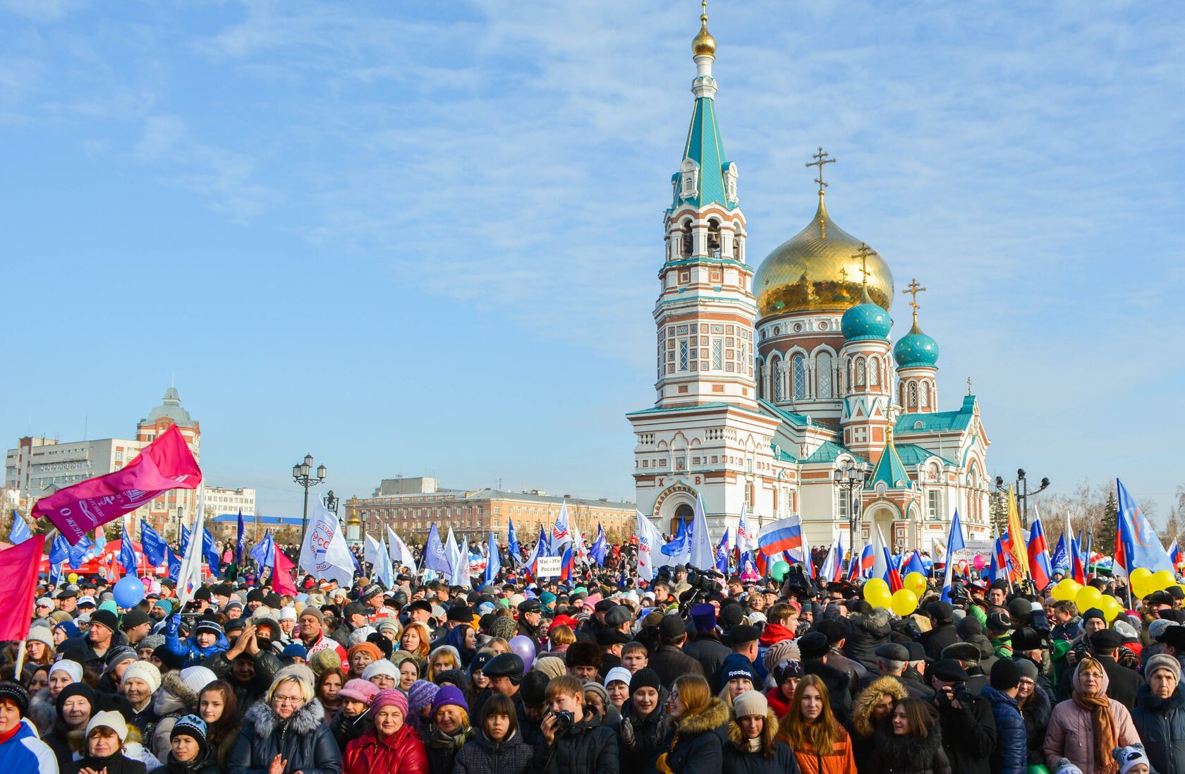 Единение. Соборная площадь Омск. Россия 4 ноября. С праздником день народного единства. Празднование дня народного единства.