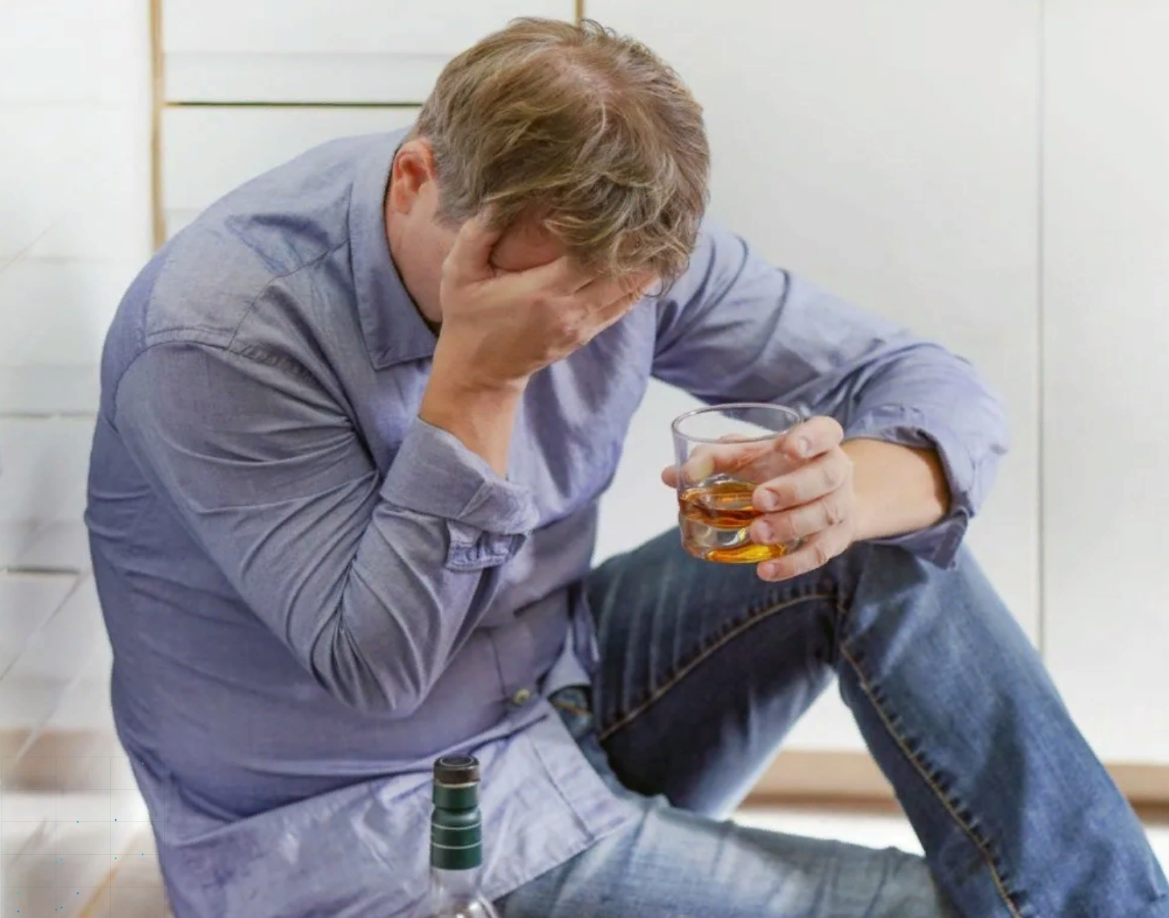 Лечение алкоголизма на дому docnarco ru. Алкоголизм. Люди с алкогольной зависимостью. Пьющий человек.