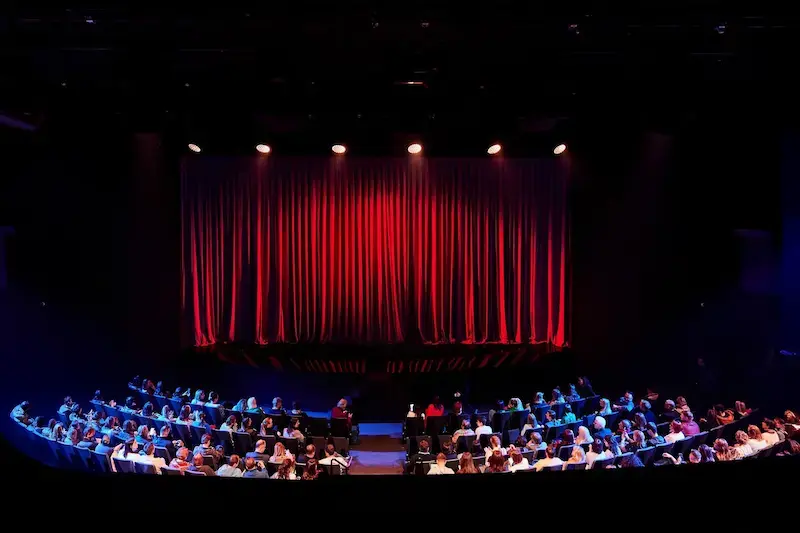 Балкон в зале танцевального мюзикла «История в отеле. Ностальгия»