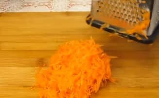 Приготовление сочных котлет из хека на сковороде: шаг 3