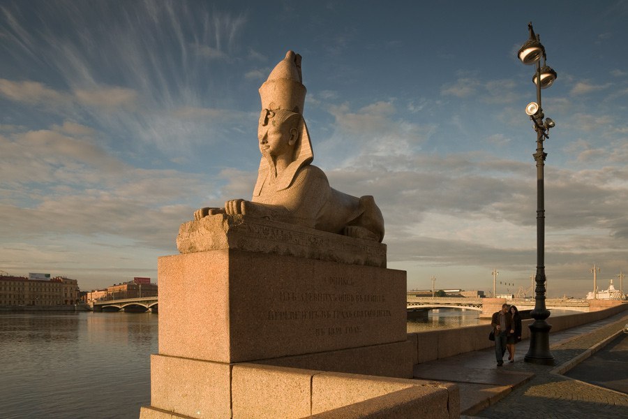 Сфинксы в санкт петербурге. Египетские сфинксы в Санкт-Петербурге на Университетской набережной. Сфинксы у Академии художеств в Санкт-Петербурге. Сфинксы на Университетской набережной. Памятники на Университетской набережной в Санкт-Петербурге.