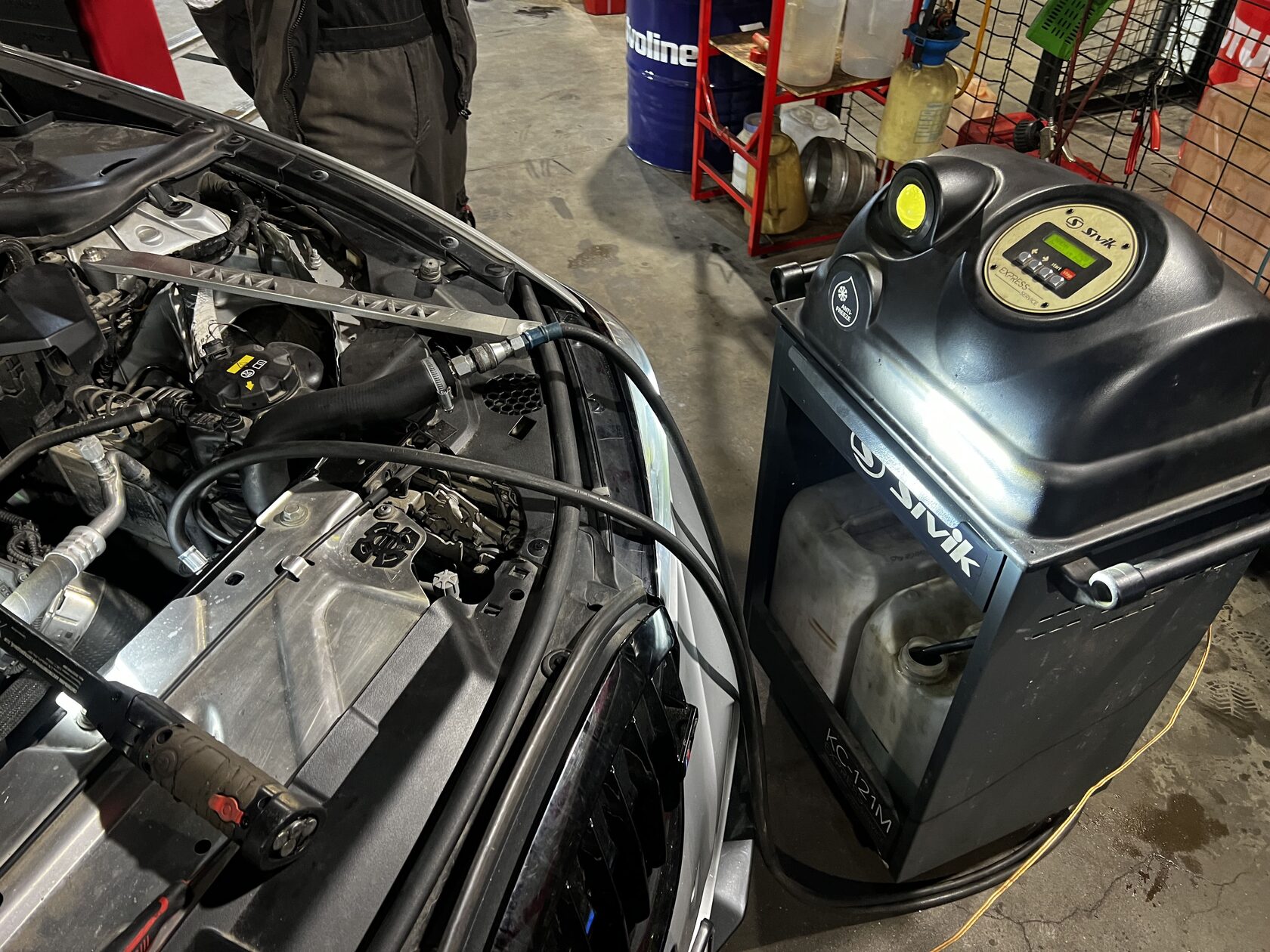 Подключаем станцию по аппаратной замене антифриза к BMW