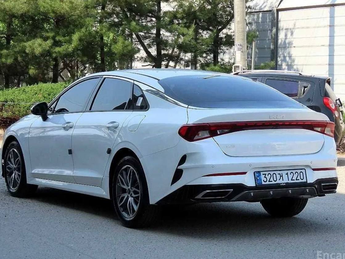 Kia K5 Trendy 2023 — вид сзади
