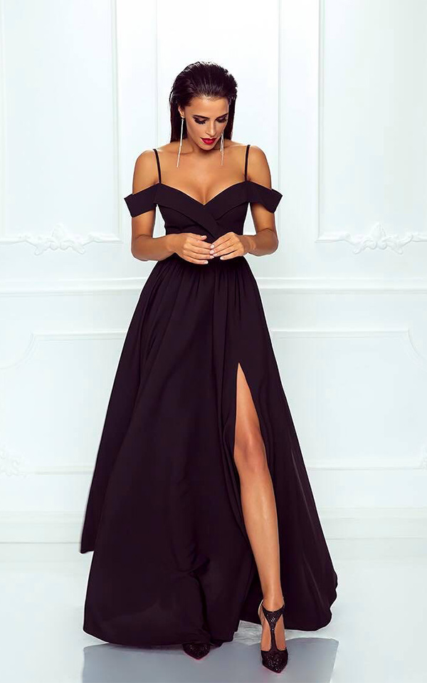 Черное длинное платье с открытыми плечами