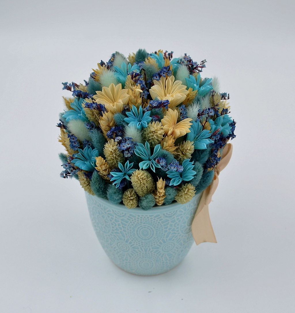 Букет сухоцветов в нежном голубом кашпо