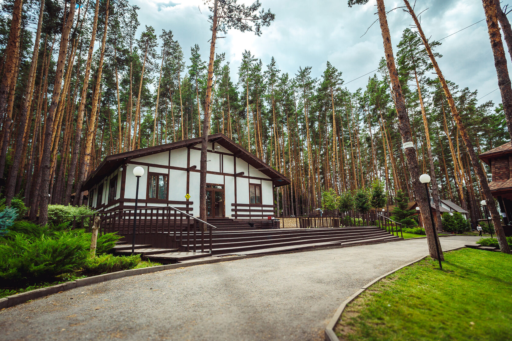 Пожалуйста обновите браузер. Он слишком стар для корректной сайта.