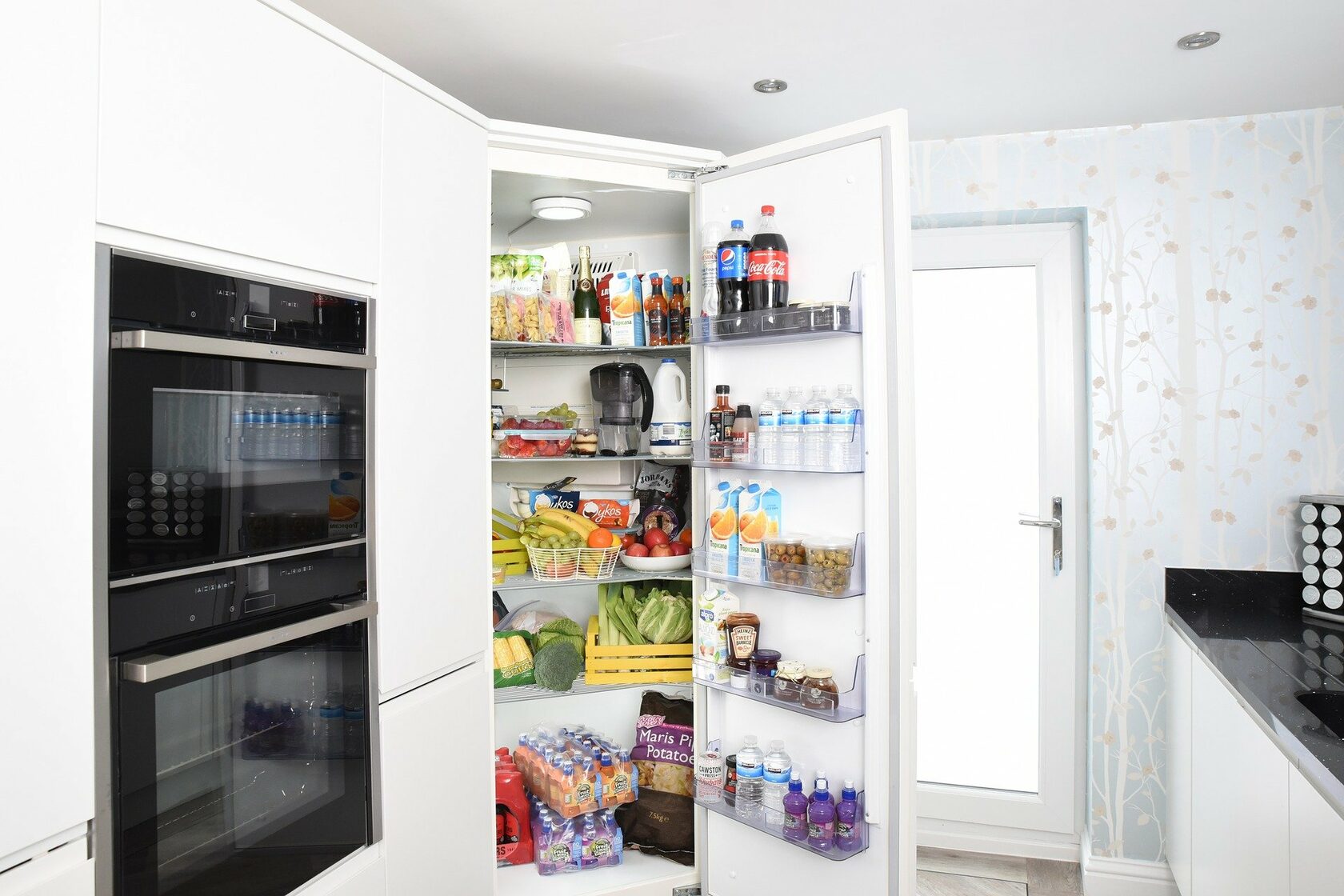 Почему яйца нельзя хранить на боковой дверце холодильника